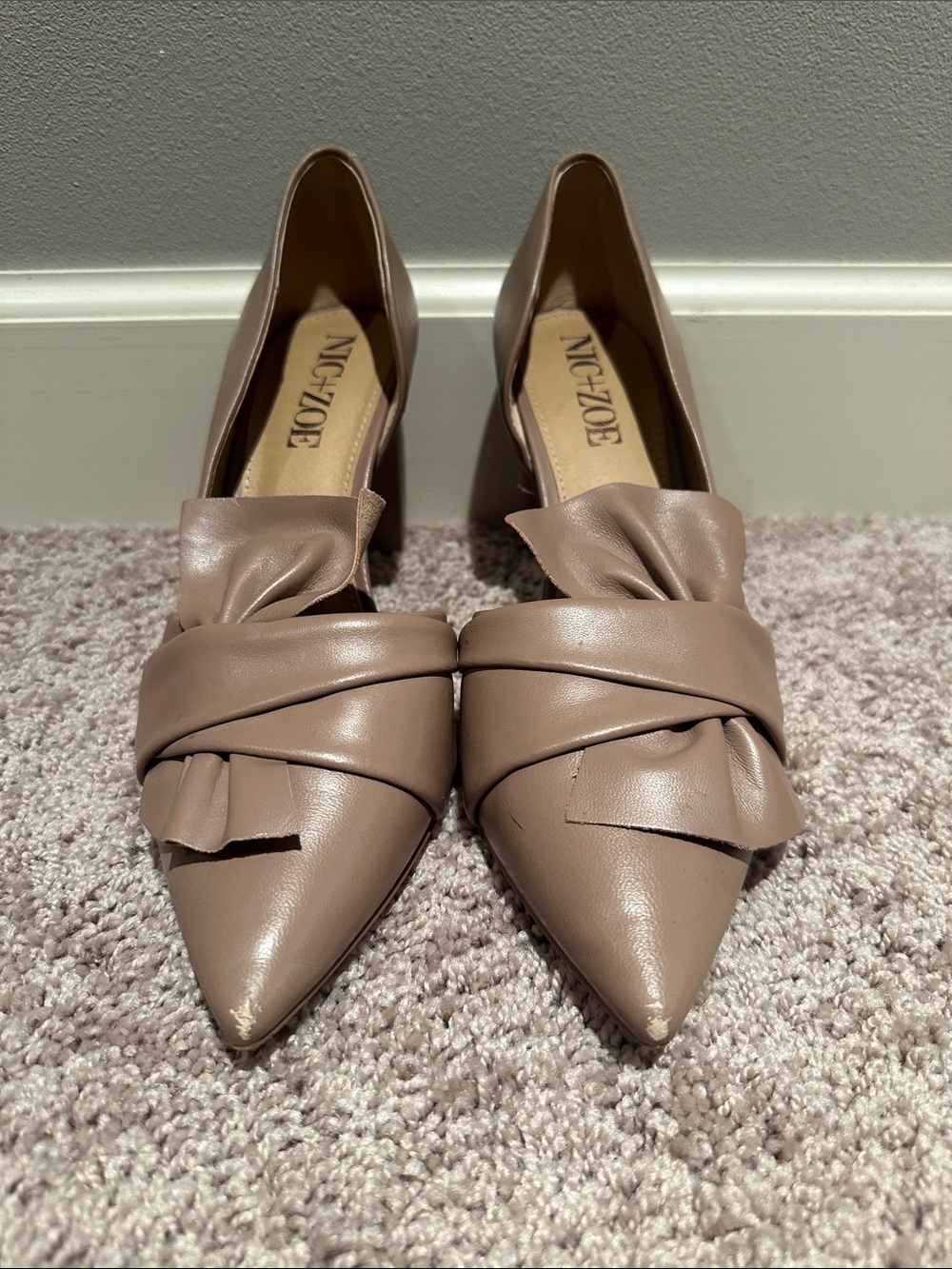 Nic + Zoe Bow pattern Pointed Leather Pumps in Taupe